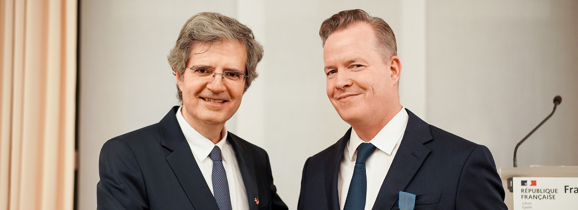 Francois Delattre übergibt Ordre national du Mérite an Oliver Hermes