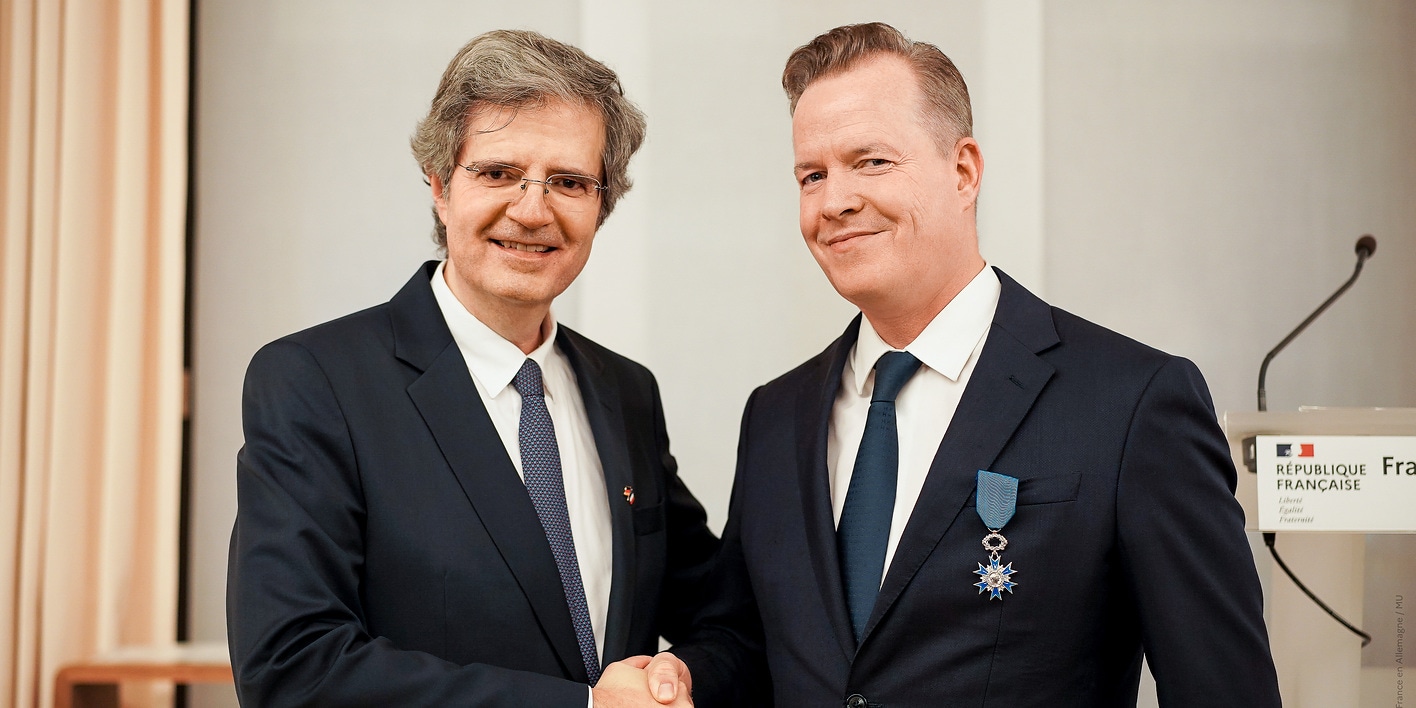 Francois Delattre übergibt Ordre national du Mérite an Oliver Hermes