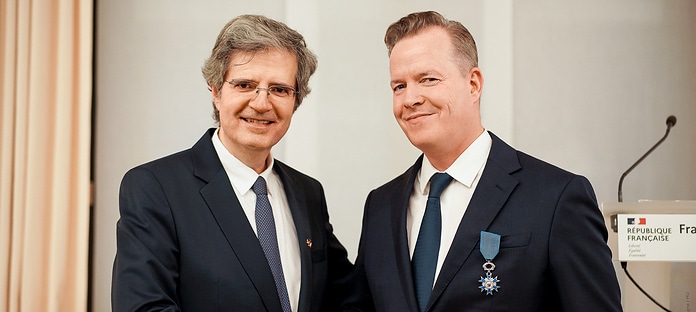 Francois Delattre übergibt Ordre national du Mérite an Oliver Hermes