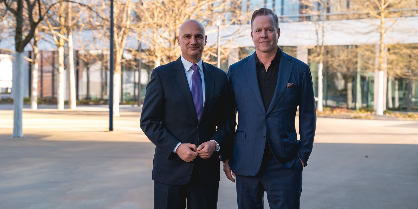 Oliver Hermes, President & Global CEO of the Wilo Group (right), welcomed Dortmund’s Lord Mayor Alexander Kalouti to the Wilopark. 