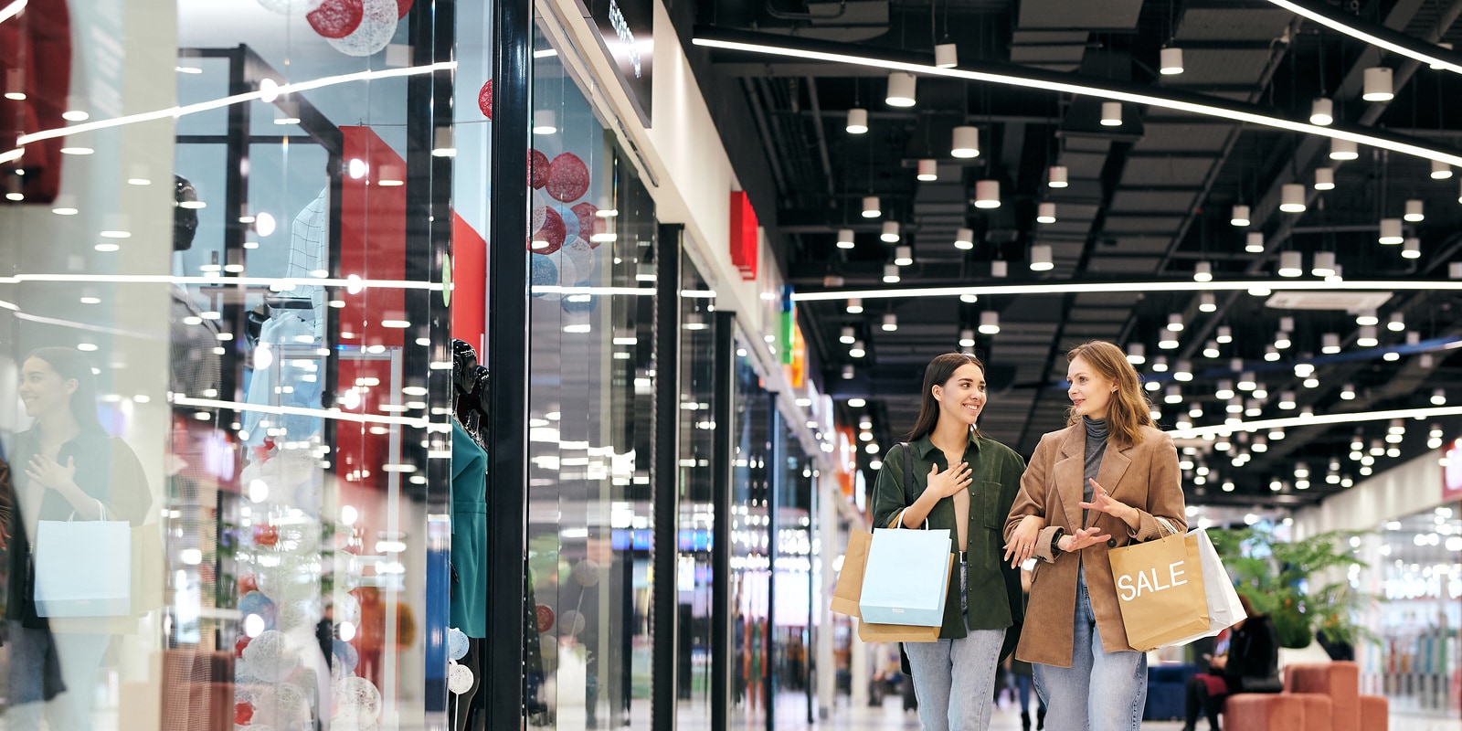 Nowoczesne centrum handlowe; niezawodne systemy HVAC, zaopatrzenia w wodę użytkową, ochrony przeciwpożarowej oraz odprowadzania ścieków – dla maksymalnego komfortu i bezpieczeństwa obiektu.