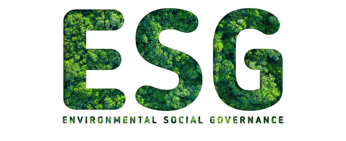 Obraz przedstawiający litery ESG , w środku których widoczny jest tropikalny las deszczowy, symbolizujący zrównoważone inwestycje i praktyki biznesowe uwzględniające odpowiedzialne podejście do ochrony środowiska.