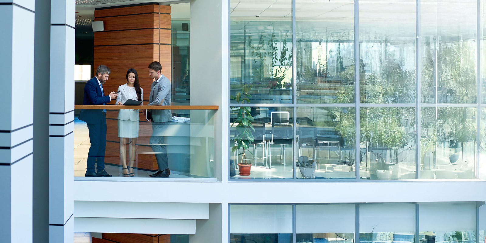 Modernes Bürogebäude mit Gebäudetechnik Heizung, Klima, Kältetechnik