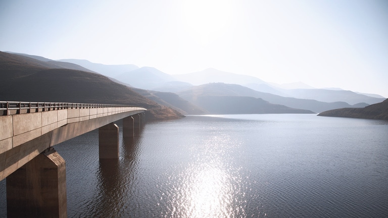 Rohwasserentnahme: Wassergewinnung aus Grund- & Oberflächenwasser
