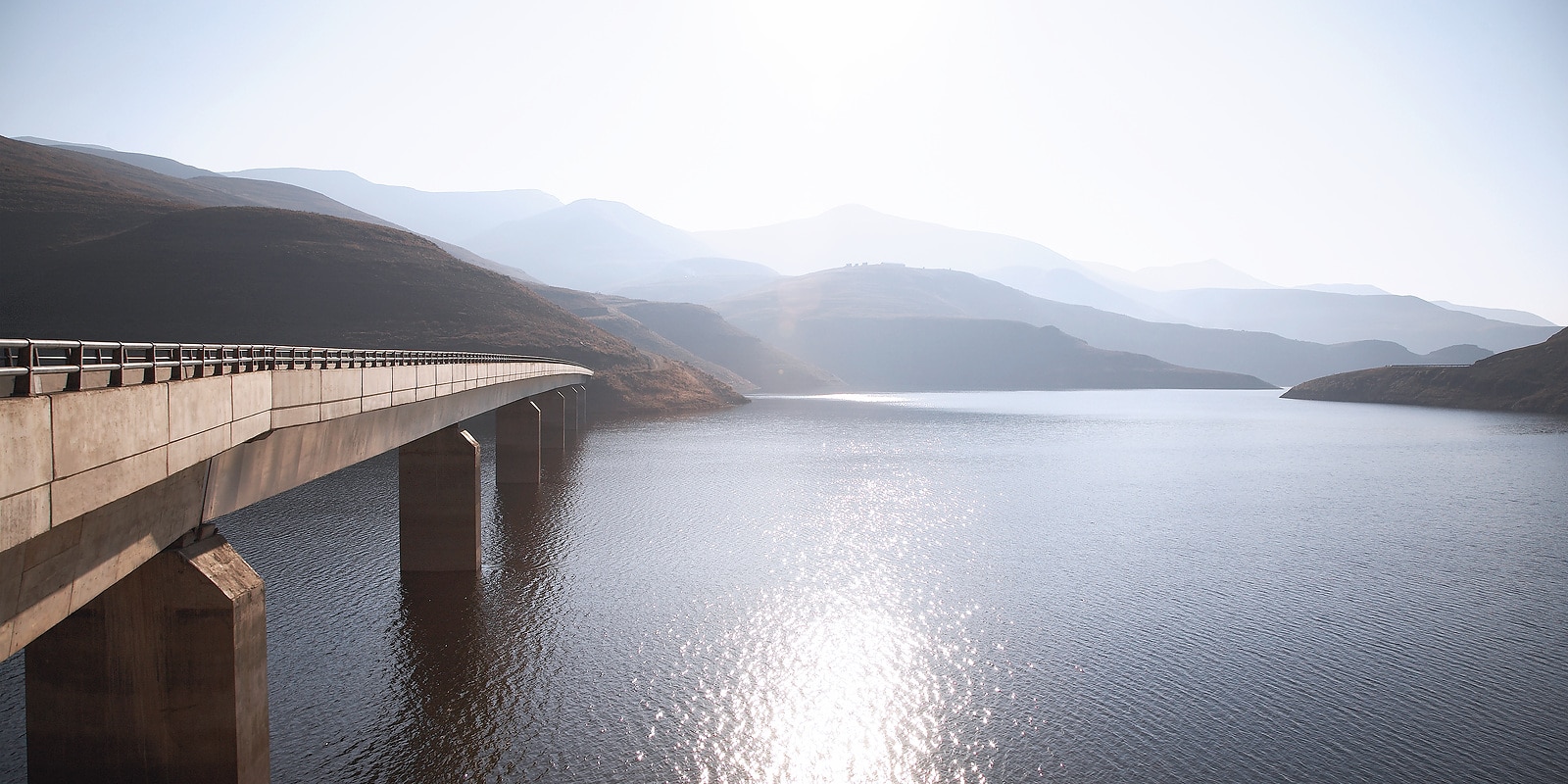 Rohwasserentnahme: Wassergewinnung aus Grund- & Oberflächenwasser