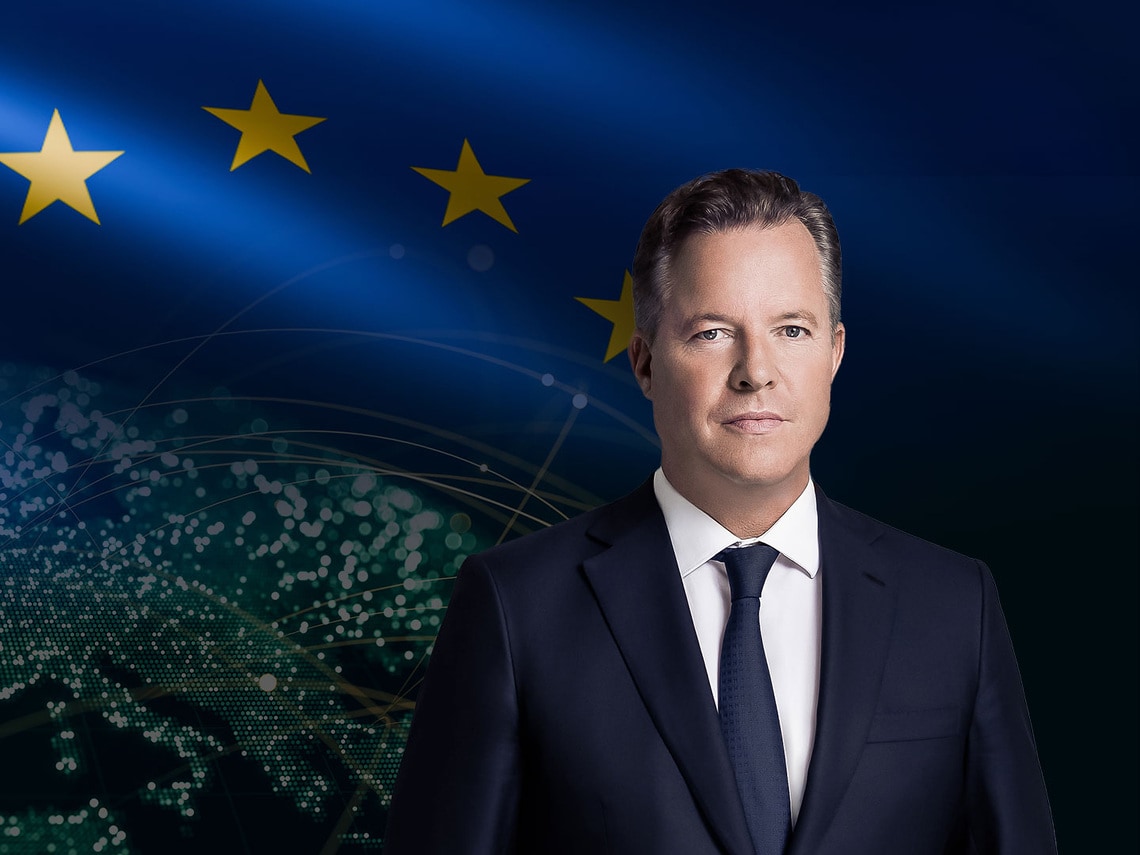 Oliver Hermes in front of a connected world and a European flag