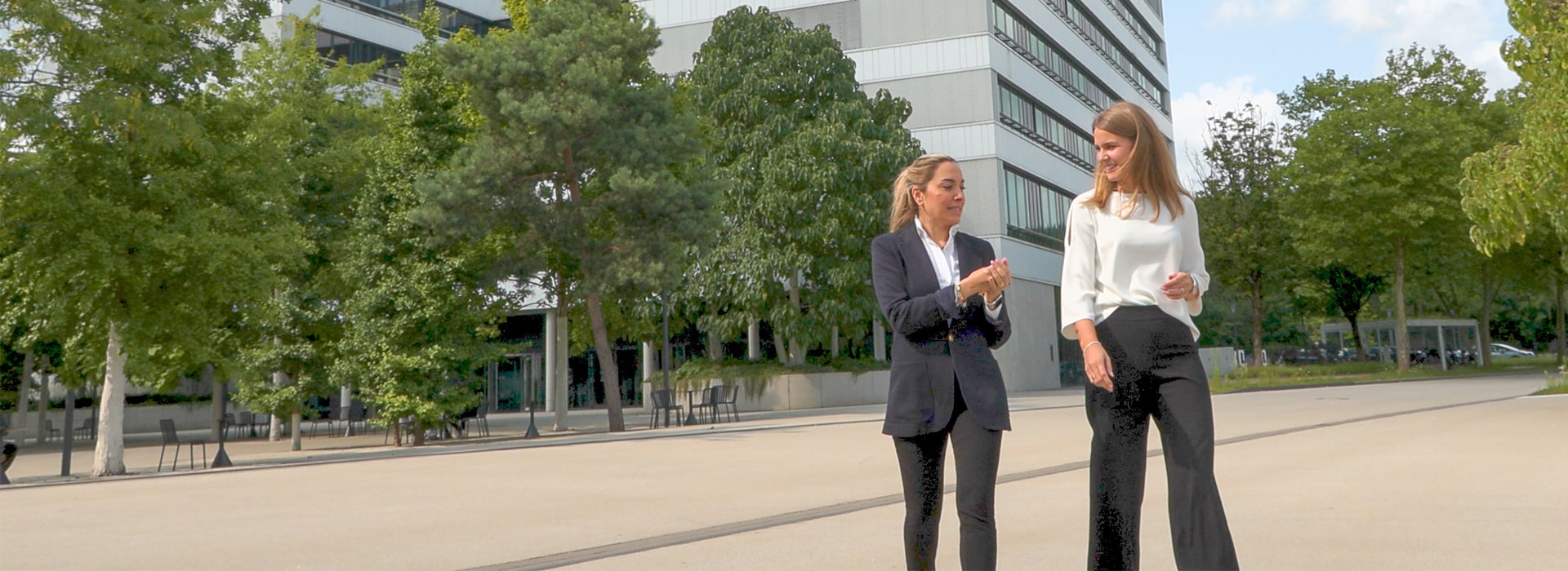 Zahra Ghorbanzadeh and Greta Körner in front of the Pioneer Cube on the Wilopark