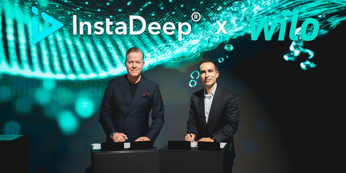 Oliver Hermes, President & Global CEO of the Wilo Group (left), and Karim Beguir, CEO and Co Founder of InstaDeep, during the signing of the partnership agreement in the Networking Cube at Wilopark.