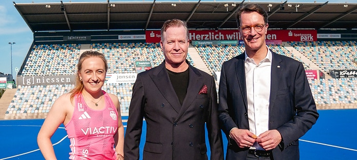 Unterzeichnung Wilo und Deutscher Hockey-Verband / DHBNRW-Ministerpräsident Hendrik Wüst (rechts) und Oliver Hermes