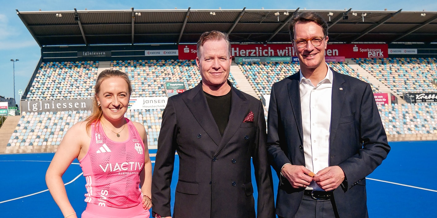 At the ground-breaking ceremony for the National Hockey Training Centre in Mönchengladbach (from left): National hockey player Sara Strauss, Wilo CEO Oliver Hermes and NRW Minister-President Hendrik Wüst. Image: DHB