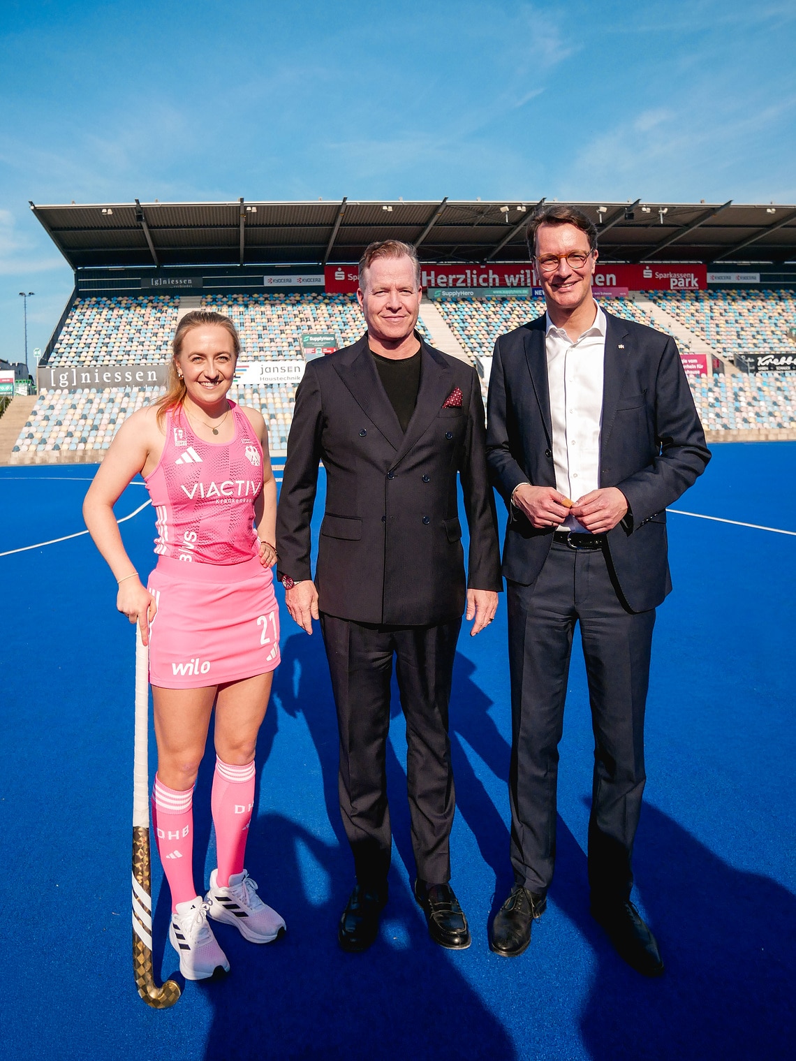 Unterzeichnung Wilo und Deutscher Hockey-Verband / DHBNRW-Ministerpräsident Hendrik Wüst (rechts) und Oliver Hermes