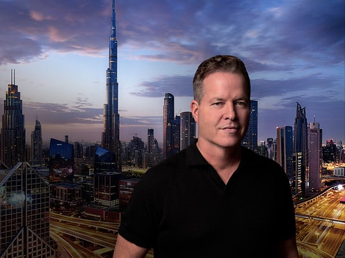 Oliver Hermes in front of the Skyline of Dubai