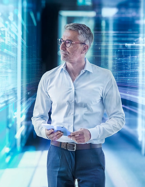 ein mann in einem serverraum