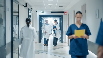 Ein Krankenhaus mit diversen Mitarbeitern