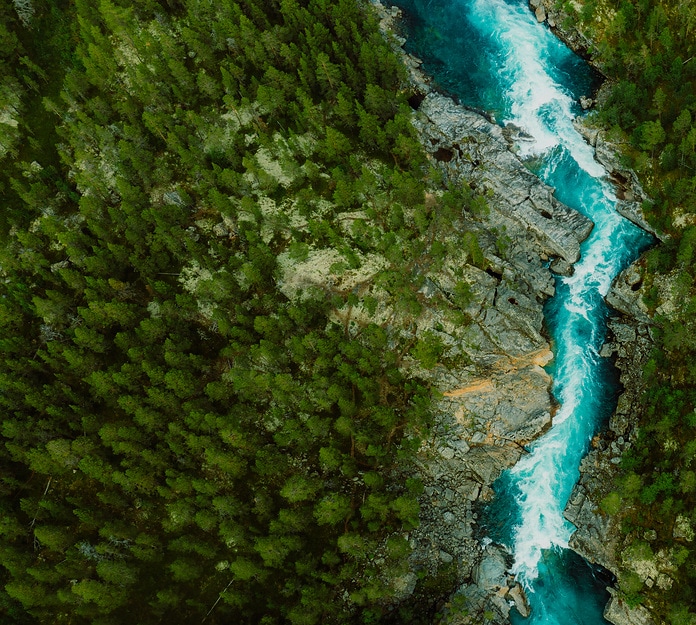 Drohnenfoto eines Gewässers