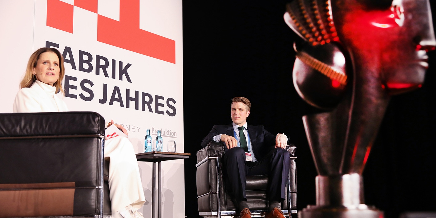 At the “Factory of the Year” gala at the Rohrmeisterei Schwerte: Moderator Katrin Müller-Hohenstein and Richard Schmidt, Head of R&D Hydrogen at Wilo. 