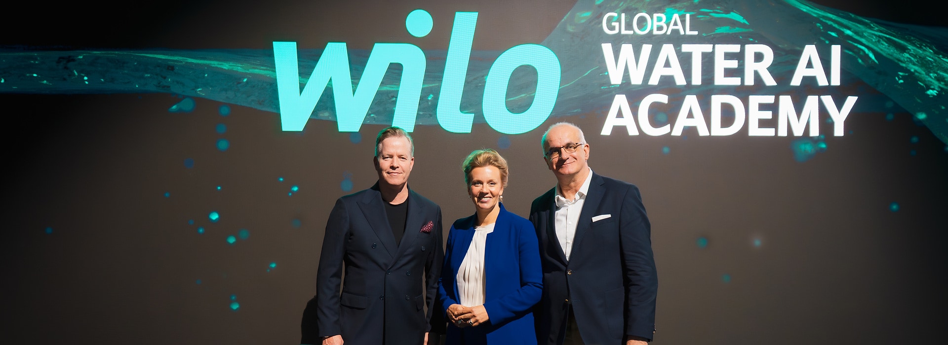 Oliver Hermes, President & Global CEO of the Wilo Group (left), and Prof. Dr Manfred Bayer, Rector of TU Dortmund University (right), signed a letter of intent in the presence of Ina Brandes, North Rhine-Westphalian Minister for Culture and Science (centre). This marks the starting signal for their cooperation within the Wilo Global WATER AI Academy. 