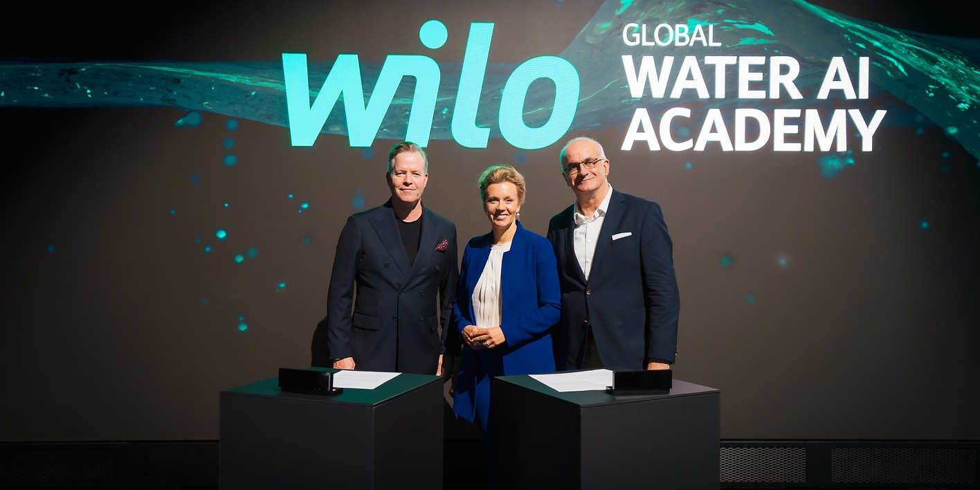 Oliver Hermes, President & Global CEO of the Wilo Group (left), and Prof. Dr Manfred Bayer, Rector of TU Dortmund University (right), signed a letter of intent in the presence of Ina Brandes, North Rhine-Westphalian Minister for Culture and Science (centre). This marks the starting signal for their cooperation within the Wilo Global WATER AI Academy.