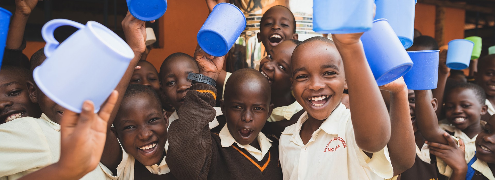 Glückliche Kinder mit Wasser / Bild: Emily Ward