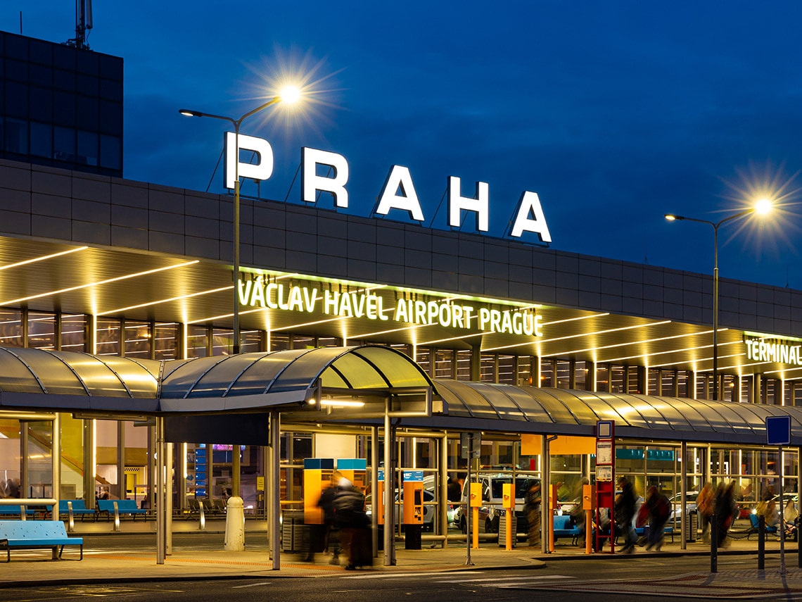 Nocny widok na zewnątrz terminala portu lotniczego im. Vaclava Havla w Pradze, Czechy
