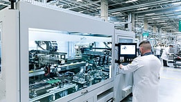 Wilo Employee in the smart factory