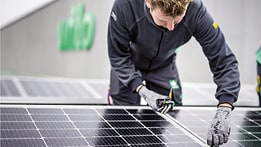 Wilo employee works at a photovoltaik module