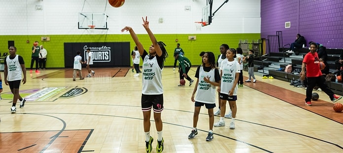 As part of the “Water Pioneers United” education programme launched by Wilo and the Bucks, around 40 young people from the Silver Spring Neighborhood Center in Milwaukee took part in a Bucks Jr. NBA Clinic. 