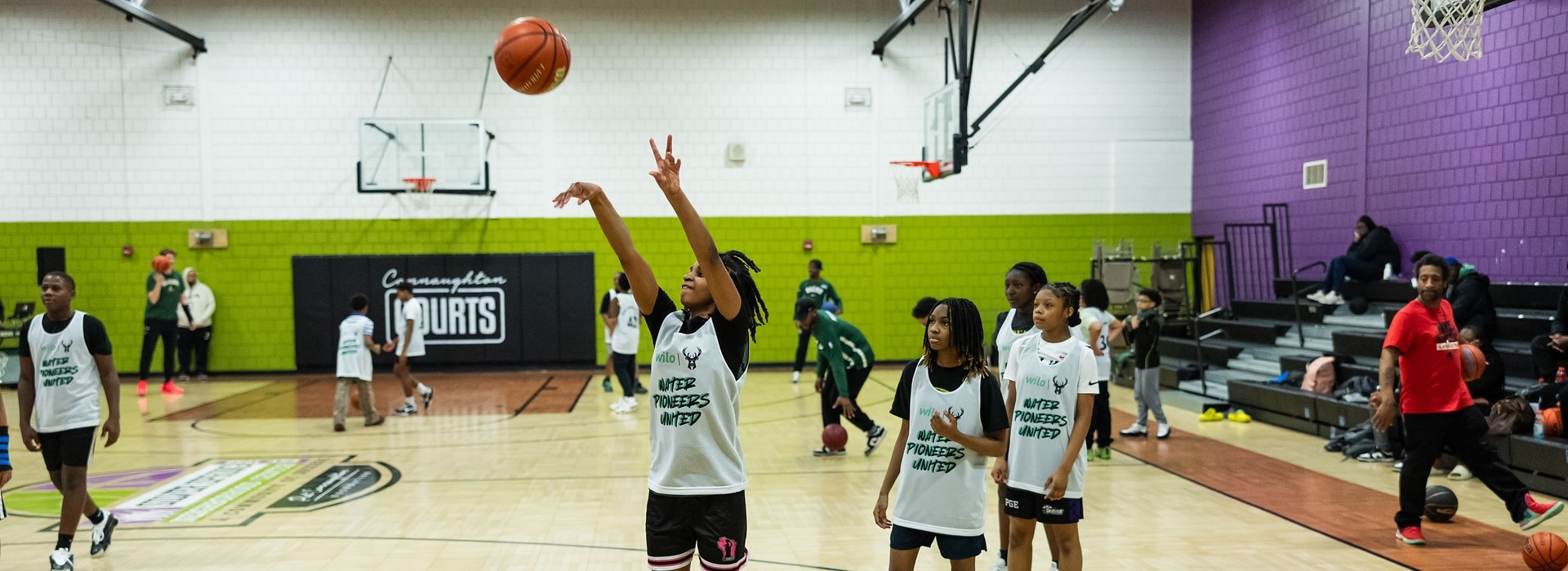 As part of the “Water Pioneers United” education programme launched by Wilo and the Bucks, around 40 young people from the Silver Spring Neighborhood Center in Milwaukee took part in a Bucks Jr. NBA Clinic. 