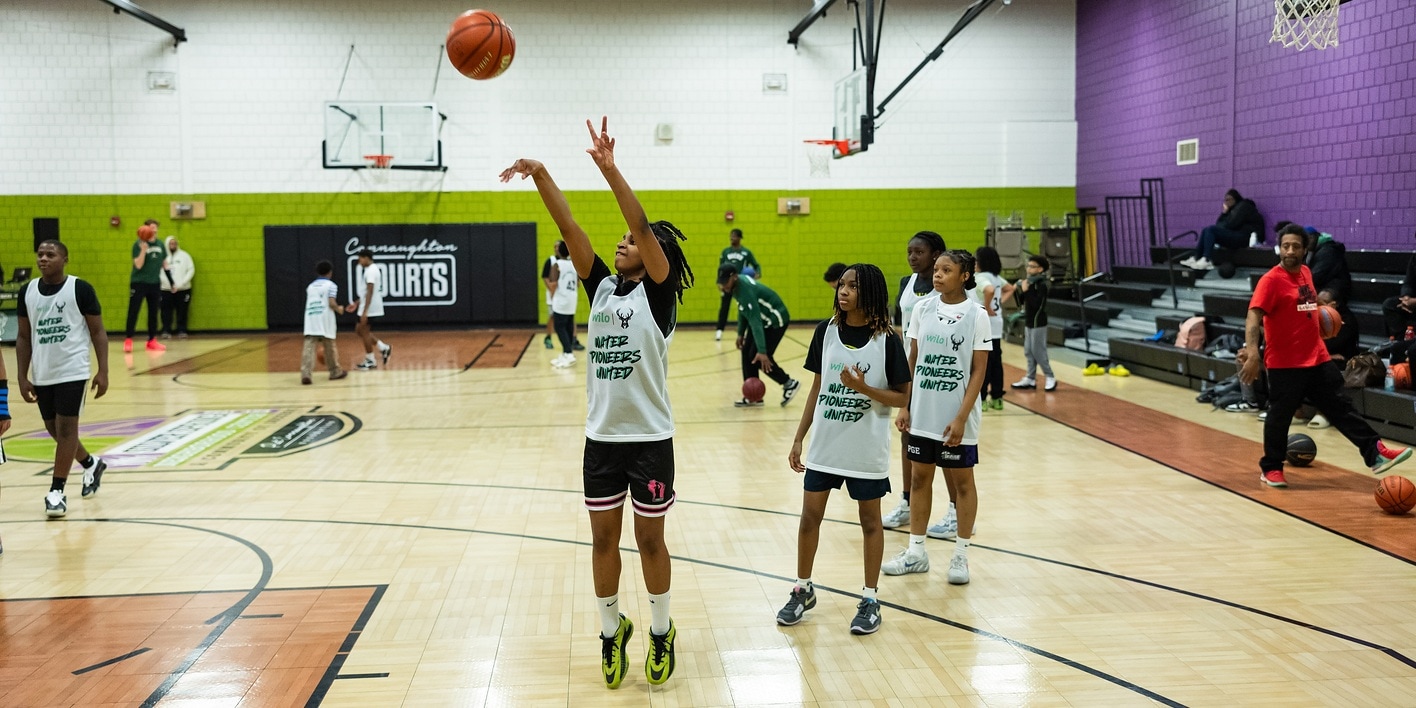 As part of the “Water Pioneers United” education programme launched by Wilo and the Bucks, around 40 young people from the Silver Spring Neighborhood Center in Milwaukee took part in a Bucks Jr. NBA Clinic.