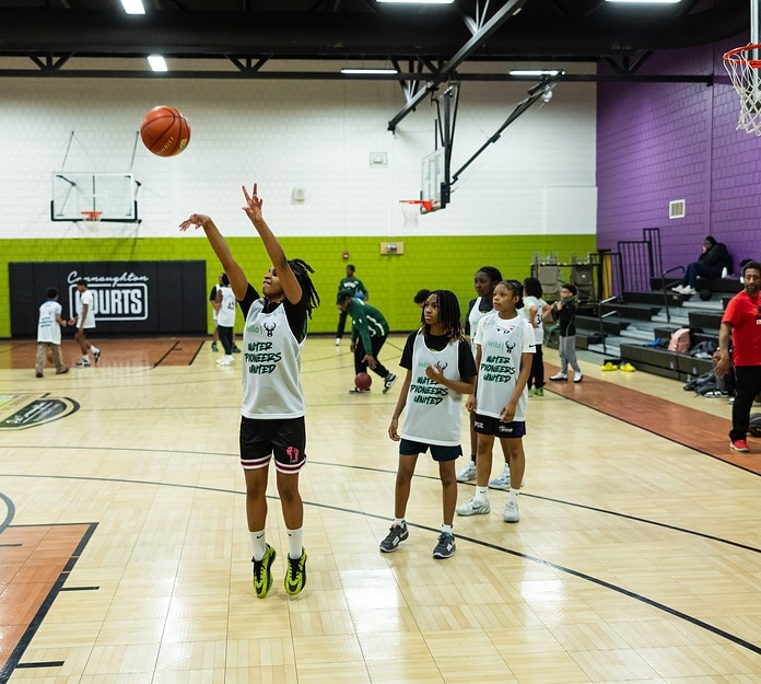 As part of the “Water Pioneers United” education programme launched by Wilo and the Bucks, around 40 young people from the Silver Spring Neighborhood Center in Milwaukee took part in a Bucks Jr. NBA Clinic.