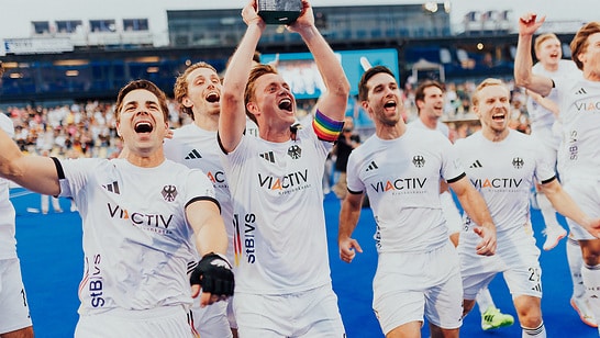 Die Männer des Deutschen Hockey Bunds jubeln über den Gewinn eines Pokals