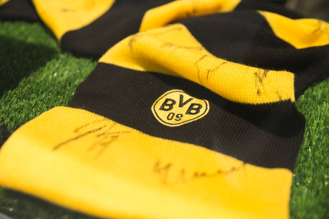 Schal mit Autogrammen von Borussia Dortmund auf der ISH 2017
