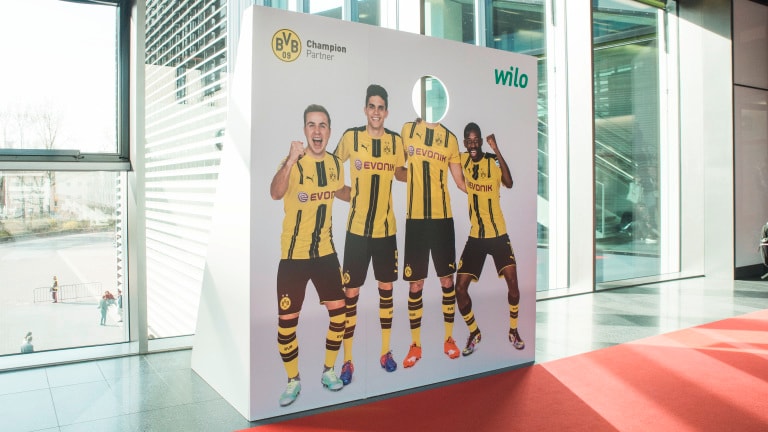 Fotowand mit Spielern von Borussia Dortmund auf der ISH 2017