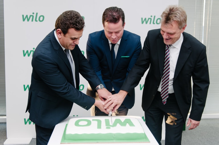 F.l.t.r: Hesham Koura, Oliver Hermes and Thomas Kubbe are cutting the Wilo cake
