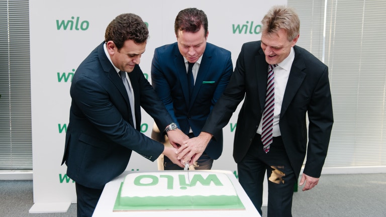 F.l.t.r: Hesham Koura, Oliver Hermes and Thomas Kubbe are cutting the Wilo cake