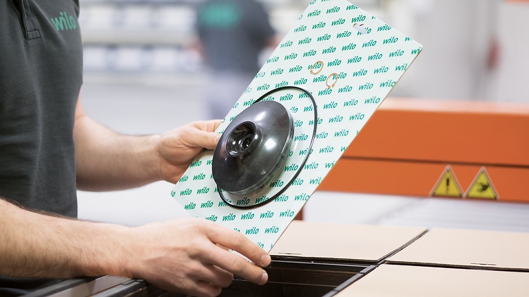 Szervizmunkatárs segít Wilo szivattyú alkatrész kiválasztásában